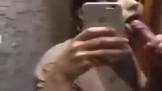 ఆంధ్ర మోడెల్ విషాక సెల్‌ఫిఏ తెస్తూ బ్లొవ్‌జోబ్ ఇచింది