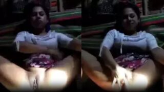 దిండు మీద నగ్నంగా కూర్చున్న ఆంధ్ర అమ్మాయి