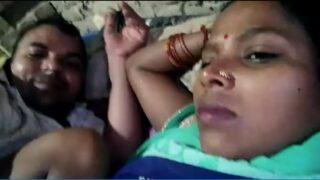 పల్లెటూరు లో పెళ్లి ఐన ఆంటీ పక్కింటి వాడు తో సరసం