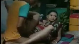 పల్లెటూరు వైఫ్ చీర ని లేపి పూకు లో సరసం